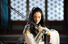 استایل رسمی و کژوال بازیگر نقش جامیونگ در یک مزون لباس